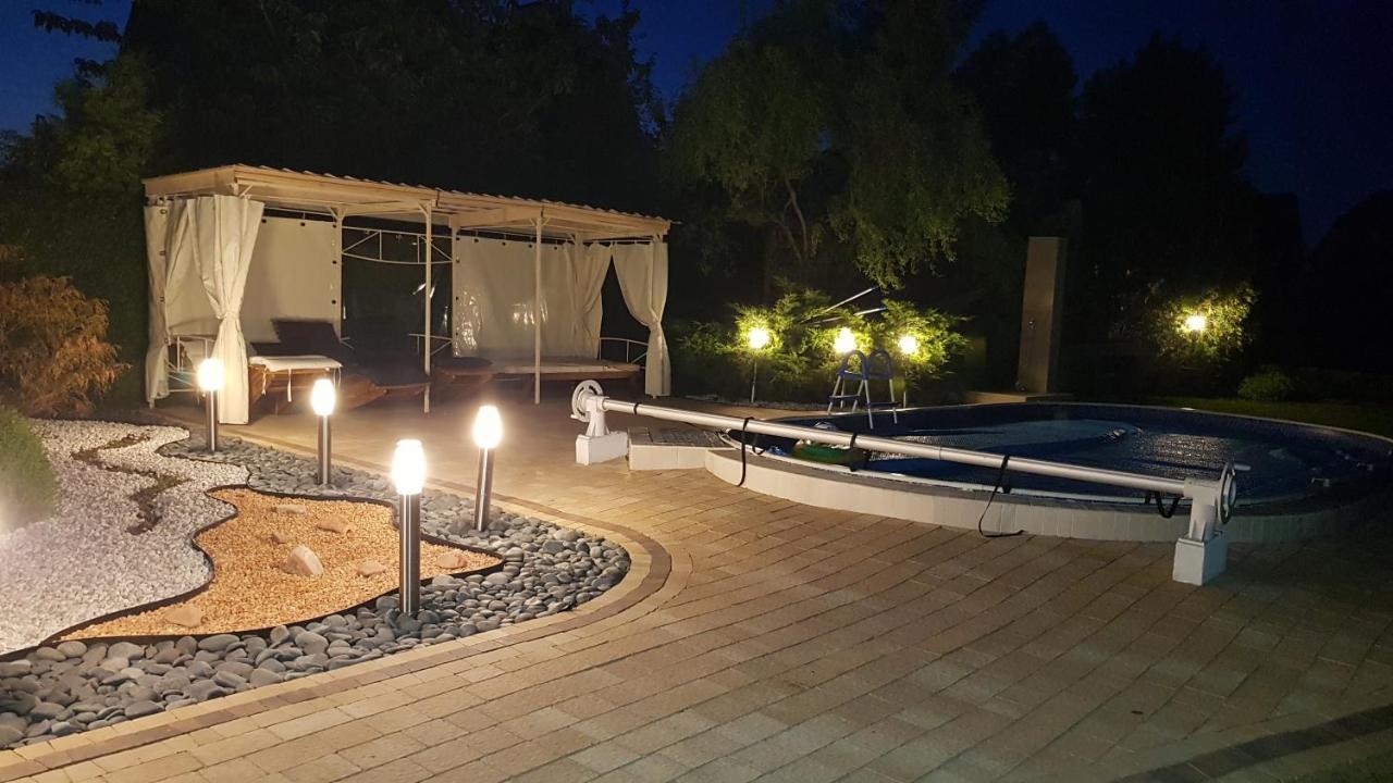 Aven'A Pokoje Goscinne Z Basenem Ujście-Darłowskie Exterior foto